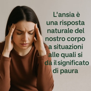 Gestire l'ansia. Donna con espressione preoccupata che si tiene la testa tra le mani, immagine che illustra l’ansia come risposta naturale del corpo alla paura.