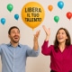 Come liberare il tuo talento. Due persone sorridenti liberano palloncini colorati con la scritta “Libera il tuo talento"