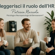 HR gestione conflitti: tre colleghi in sala pausa caffè che dialogano e collaborano in un clima sereno