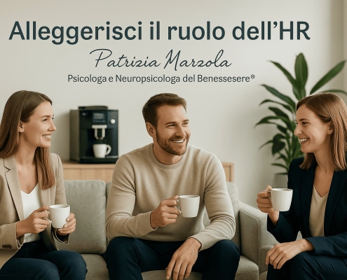 HR gestione conflitti: tre colleghi in sala pausa caffè che dialogano e collaborano in un clima sereno