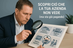 Uomo d’azienda che analizza i settori produzione, uffici e logistica con una lente d’ingrandimento. Testo: “Scopri ciò che la tua azienda non vede (ma sta già pagando)”. Valutazione stress lavoro correlato aziende.