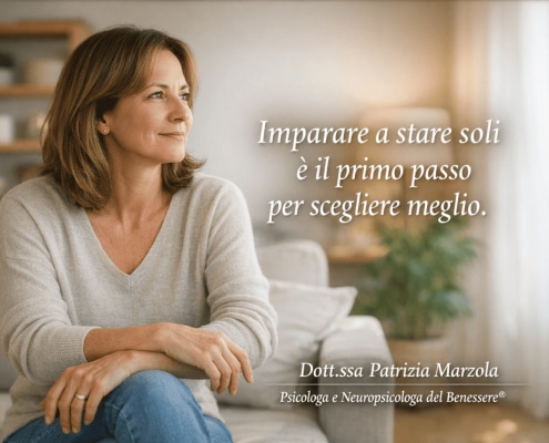 Donna adulta sola ma serena in un ambiente luminoso, simbolo di autonomia emotiva e superamento della paura di rimanere da soli