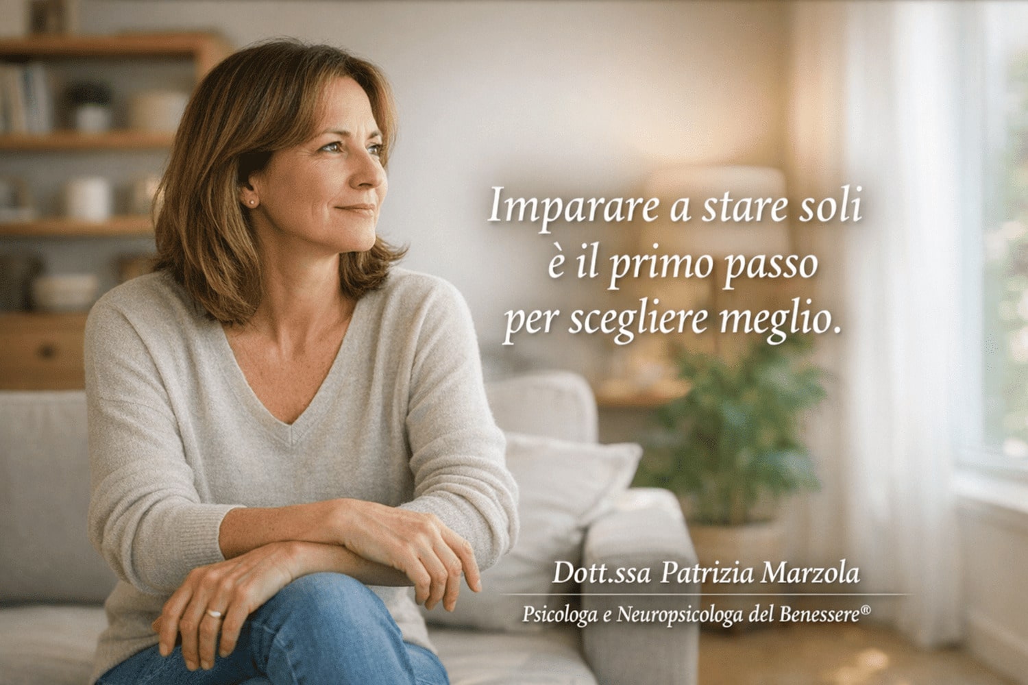Come vincere la paura di rimanere da soli e ritrovare autonomia emotiva Donna adulta sola ma serena in un ambiente luminoso, simbolo di autonomia emotiva e superamento della paura di rimanere da soli