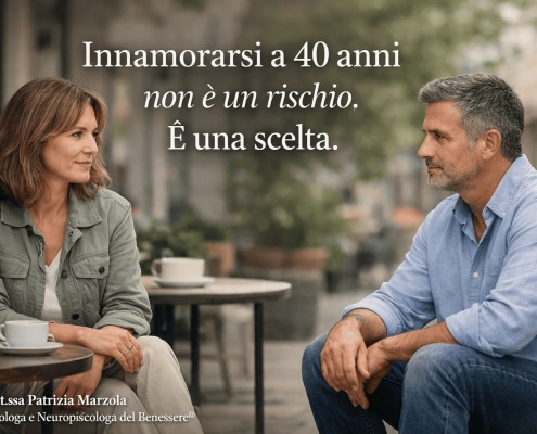 Uomo e donna adulti diversi tra loro, contesto sociale reale, rappresentazione dell’innamorarsi a 40 anni come scelta consapevole