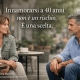 Uomo e donna adulti diversi tra loro, contesto sociale reale, rappresentazione dell’innamorarsi a 40 anni come scelta consapevole