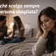 Perché scelgo sempre la persona sbagliata? Donna pensierosa in primo piano mentre una coppia discute sullo sfondo, simbolo di chi si chiede perché sceglie sempre la persona sbagliata nelle relazioni