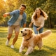 Coppia felice che gioca con il proprio cane nel parco, simbolo di serenità emotiva e superamento di ansia e mal d’amore