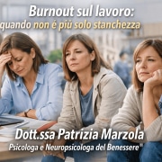 Persona adulta che vive burnout sul lavoro, stanchezza emotiva e logoramento psicologico nelle relazioni professionali
