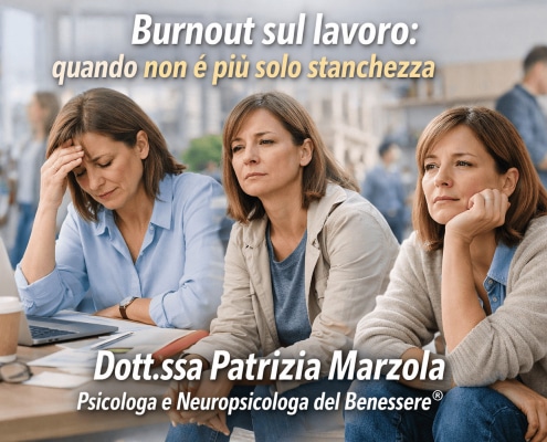 Persona adulta che vive burnout sul lavoro, stanchezza emotiva e logoramento psicologico nelle relazioni professionali
