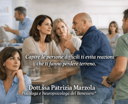 capire le persone difficili. Persona che osserva una situazione relazionale difficile prima di reagire