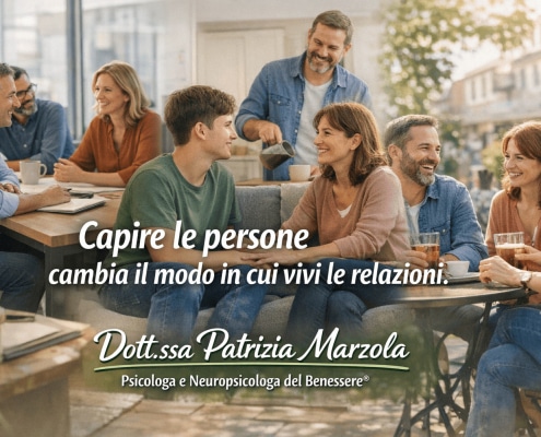 Persone adulte in contesti di lavoro, famiglia e amicizia che comunicano con lucidità, esempio di come capire le persone aiuta a non subirle nelle relazioni quotidiane.