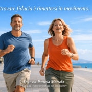 Uomo e donna in movimento che camminano insieme con espressione serena, simbolo di autostima che cresce e fiducia ritrovata