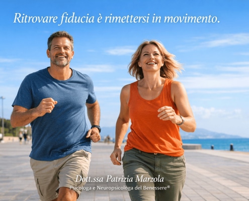 Uomo e donna in movimento che camminano insieme con espressione serena, simbolo di autostima che cresce e fiducia ritrovata