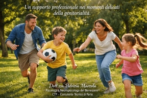 Famiglia con genitori e bambini che giocano insieme all’aperto, simbolo di benessere familiare e supporto professionale nei momenti delicati della genitorialità