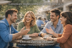 Persone adulte che comunicano in modo sereno in un contesto sociale all’aperto, simbolo di una comunicazione efficace che migliora le relazioni interpersonali