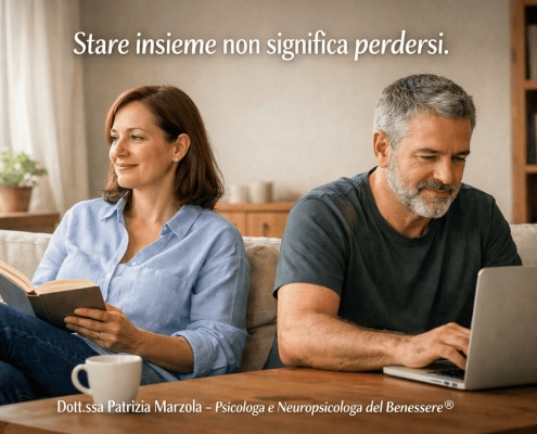 Matrimonio o convivenza: coppia che riflette insieme su una scelta importante senza conflitto
