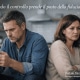 Gelosia patologica e social network. Uomo che controlla lo smartphone mentre la partner appare distante, segnale di gelosia patologica e controllo nella relazione