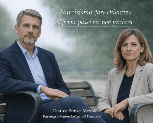 Narcisismo. Persona adulta riflessiva alla finestra, simbolo di chiarezza e consapevolezza.