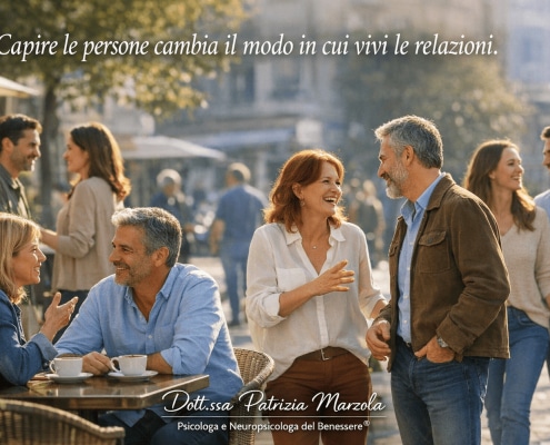 Persone che comunicano in diversi contesti relazionali per rappresentare i problemi relazionali e l’importanza di capire le persone nelle relazioni interpersonali