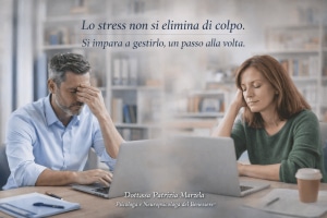 Gestione dello stress: adulto sereno in un ambiente naturale, immagine di benessere e recupero dell’equilibrio emotivo