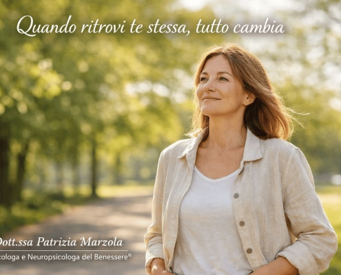 Donna adulta serena all’aperto che rappresenta il ritrovare se stessa dopo una relazione con una persona narcisistica