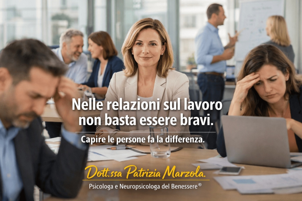 Relazioni sul lavoro con dinamiche tra colleghi e capi che influenzano avanzamento o logoramento professionale