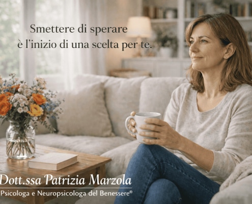 Donna riflessiva che inizia a smettere di sperare che il partner narcisista cambi