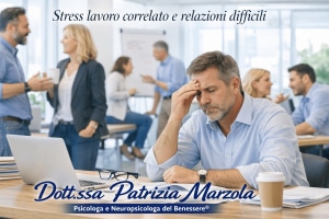 Persone al lavoro in un ambiente luminoso che mostrano tensione e stanchezza, esempio di stress lavoro correlato legato a relazioni difficili.