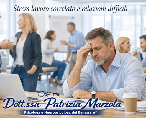 Persone al lavoro in un ambiente luminoso che mostrano tensione e stanchezza, esempio di stress lavoro correlato legato a relazioni difficili.