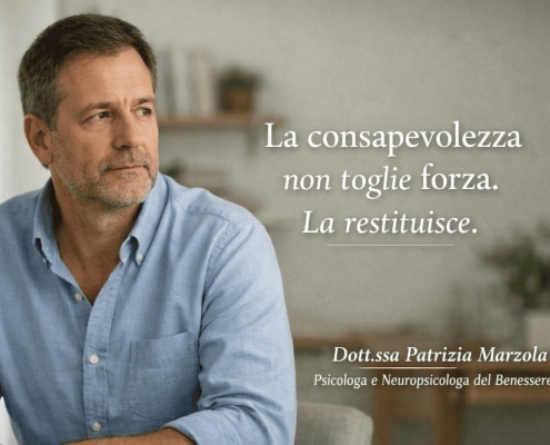 Uomo adulto riflessivo che rappresenta il percorso di consapevolezza nei comportamenti narcisistici nelle relazioni