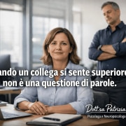 Collega che si sente superiore in ufficio e persona che mantiene la calma e la propria posizione comunicativa