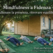 Mindfulness a Fidenza nello studio della Dott.ssa Patrizia Marzola, persone che praticano consapevolezza all’aperto per migliorare benessere e gestione dello stress
