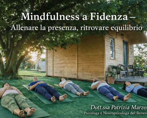 Mindfulness a Fidenza nello studio della Dott.ssa Patrizia Marzola, persone che praticano consapevolezza all’aperto per migliorare benessere e gestione dello stress