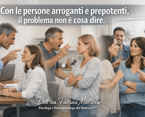 Persone arroganti e prepotenti e persona che mantiene calma e posizione nelle relazioni