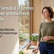 Natura dell’ansia: persona riflette e prende consapevolezza del proprio stato emotivo