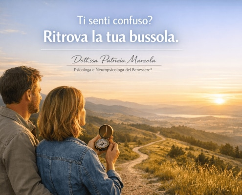 Crescita personale: uomo e donna osservano una bussola e guardano l’orizzonte alla ricerca di una nuova direzione nella vita
