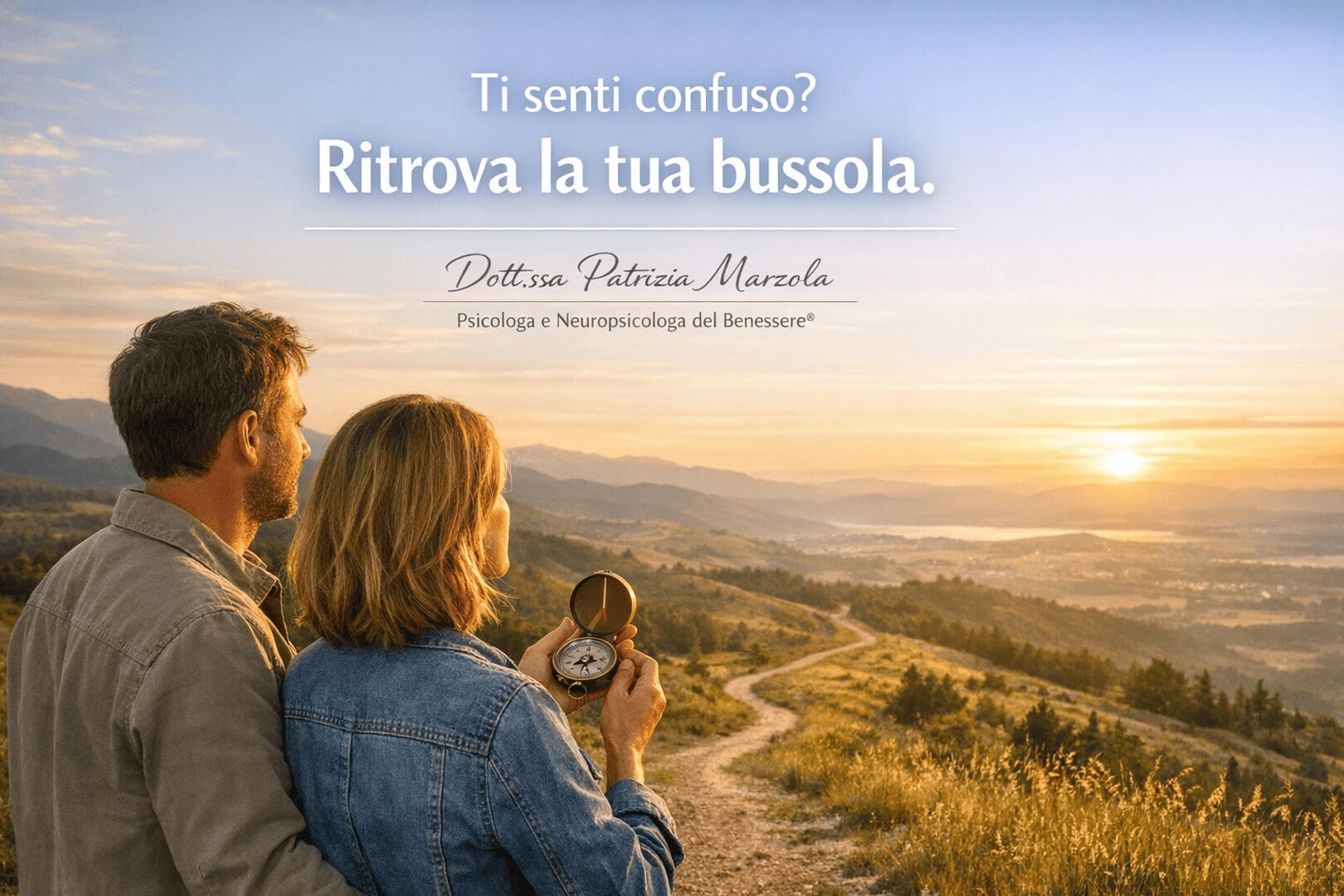 Crescita personale – ritrova la tua bussola Crescita personale: uomo e donna osservano una bussola e guardano l’orizzonte alla ricerca di una nuova direzione nella vita