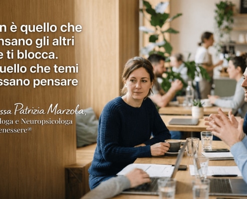 Paura del giudizio nelle relazioni: persona in gruppo che si sente osservata e in difficoltà nel contesto sociale