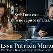 Metodi di comunicazione efficace: una persona scrive un messaggio mentre un’altra lo legge e lo interpreta diversamente, mostrando come nascono i fraintendimenti nelle relazioni