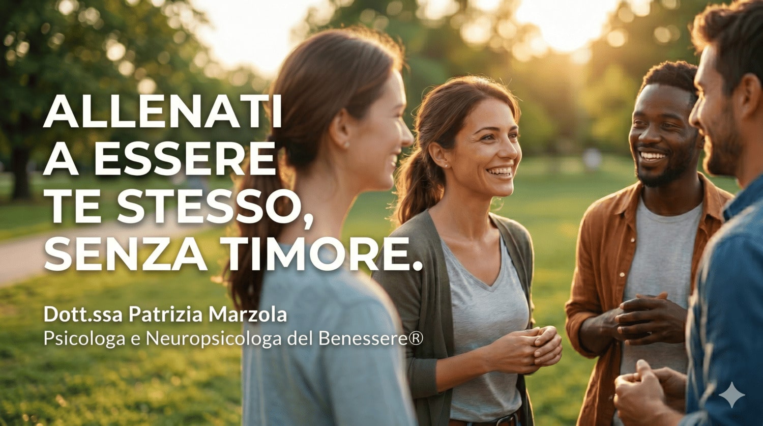 Un gruppo di persone interagisce felicemente all'aperto sotto una luce dorata, simboleggiando i risultati positivi dell'allenamento relazionale. Testo visibile: ALLENATI A ESSERE TE STESSO, SENZA TIMORE.