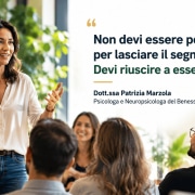 Persona che parla con sicurezza davanti a un gruppo in un contesto professionale durante un discorso efficace senza paura del giudizio