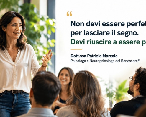 Persona che parla con sicurezza davanti a un gruppo in un contesto professionale durante un discorso efficace senza paura del giudizio