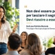 Persona che parla con sicurezza davanti a un gruppo in un contesto professionale durante un discorso efficace senza paura del giudizio