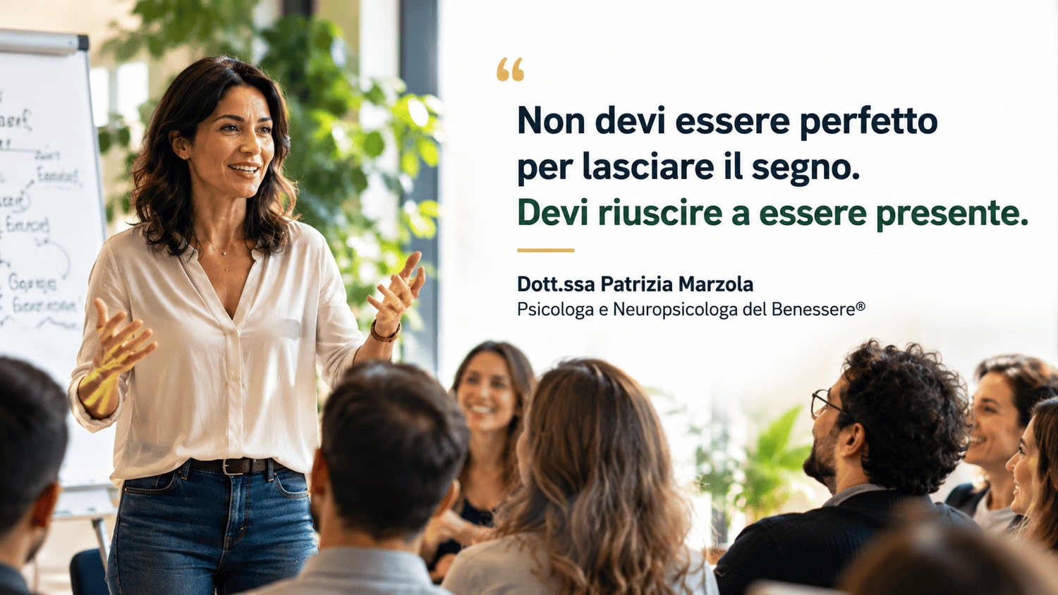 Come creare un discorso efficace e parlare con sicurezza Persona che parla con sicurezza davanti a un gruppo in un contesto professionale durante un discorso efficace senza paura del giudizio