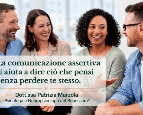 Comunicazione assertiva tra persone che parlano serenamente in gruppo – Dott.ssa Patrizia Marzola Psicologa e Neuropsicologa del Benessere®