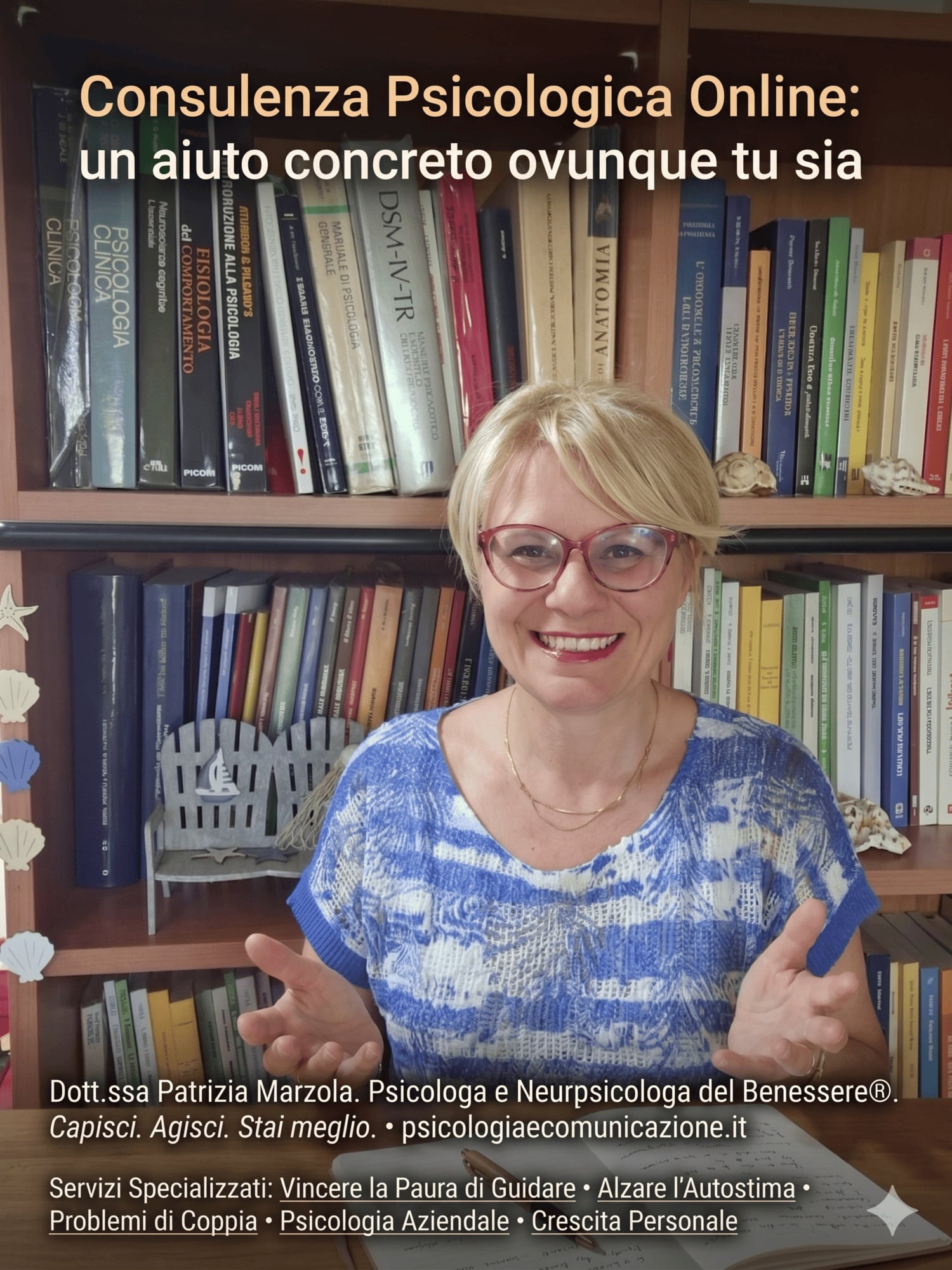 Studio di psicologia a Fidenza – Dott.ssa Patrizia Marzola La Dott.ssa Patrizia Marzola, psicologa del benessere, sorridente nel suo studio in legno a Fidenza mentre tiene in mano un taccuino per il percorso psicologico.
