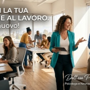 Un gruppo di colleghi sorridenti e dinamici in un ufficio luminoso, metafora visiva di chi è riuscito a ritrovare la motivazione al lavoro con energia.