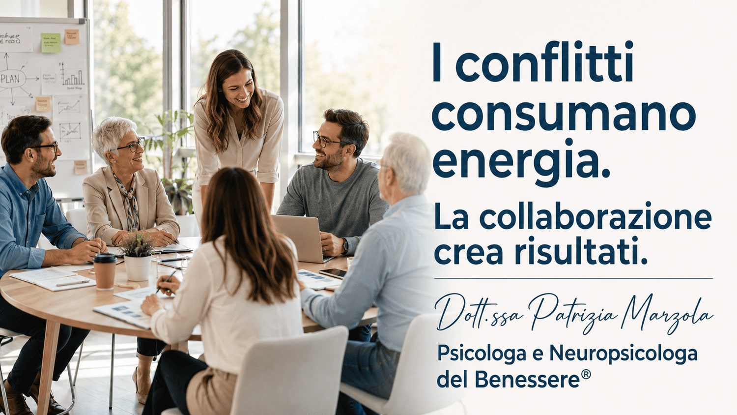 Psicologa relazioni interpersonali per aziende e team di lavoro Psicologa esperta in relazioni interpersonali, comunicazione efficace e benessere organizzativo durante una riunione di team in azienda