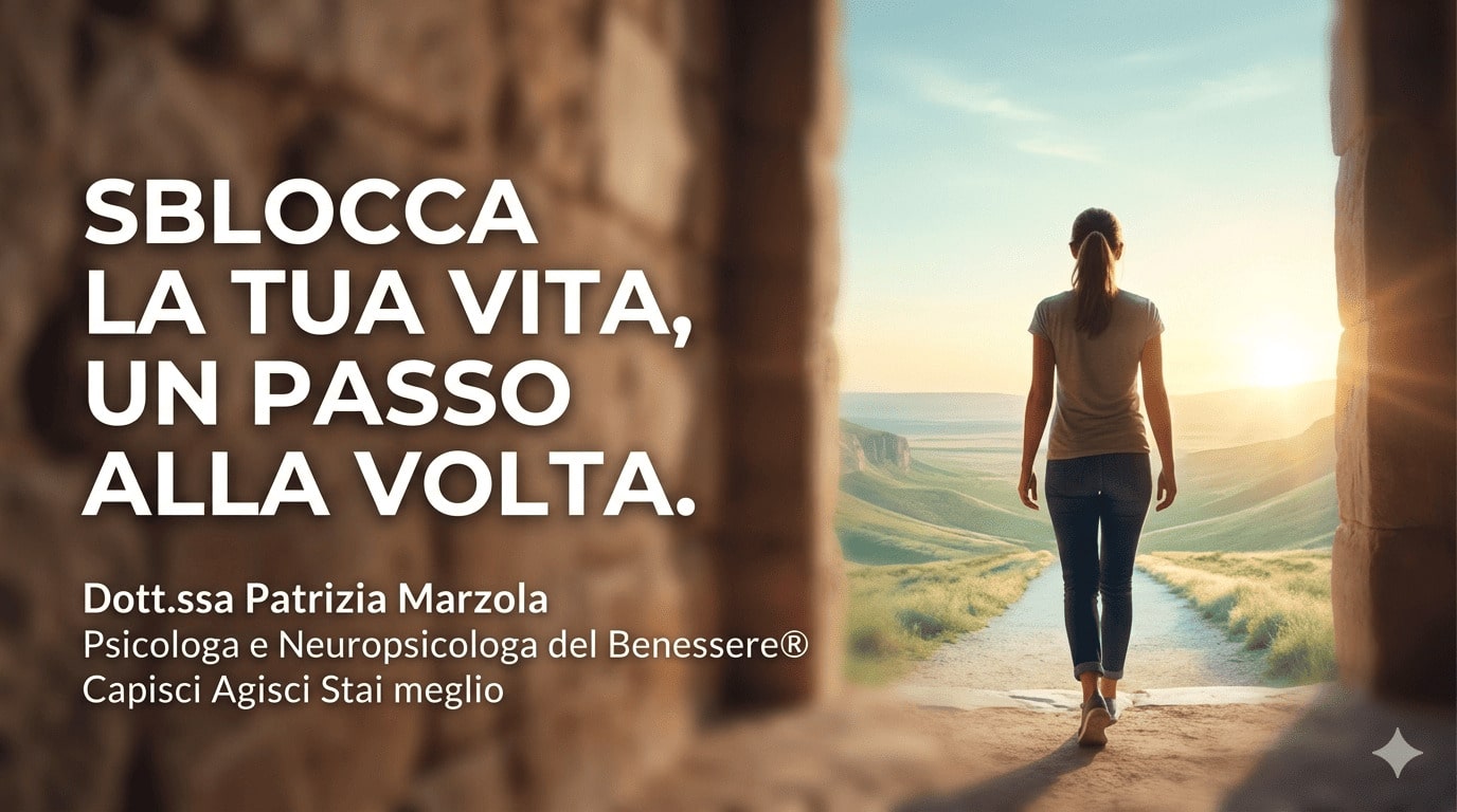 Superare la paura di non farcela - Patrizia Marzola Silhouette di una donna che attraversa un arco di pietra verso un paesaggio luminoso al sole, simboleggiando il percorso per superare la paura di non farcela. Testo visibile: SBLOCCA LA TUA VITA, UN PASSO ALLA VOLTA.