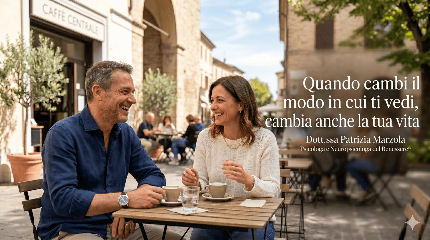 Uomo e donna sorridenti che conversano serenamente in un bar all'aperto, immagine sul tema dell'autostima, della fiducia in sé stessi e delle relazioni positive.
